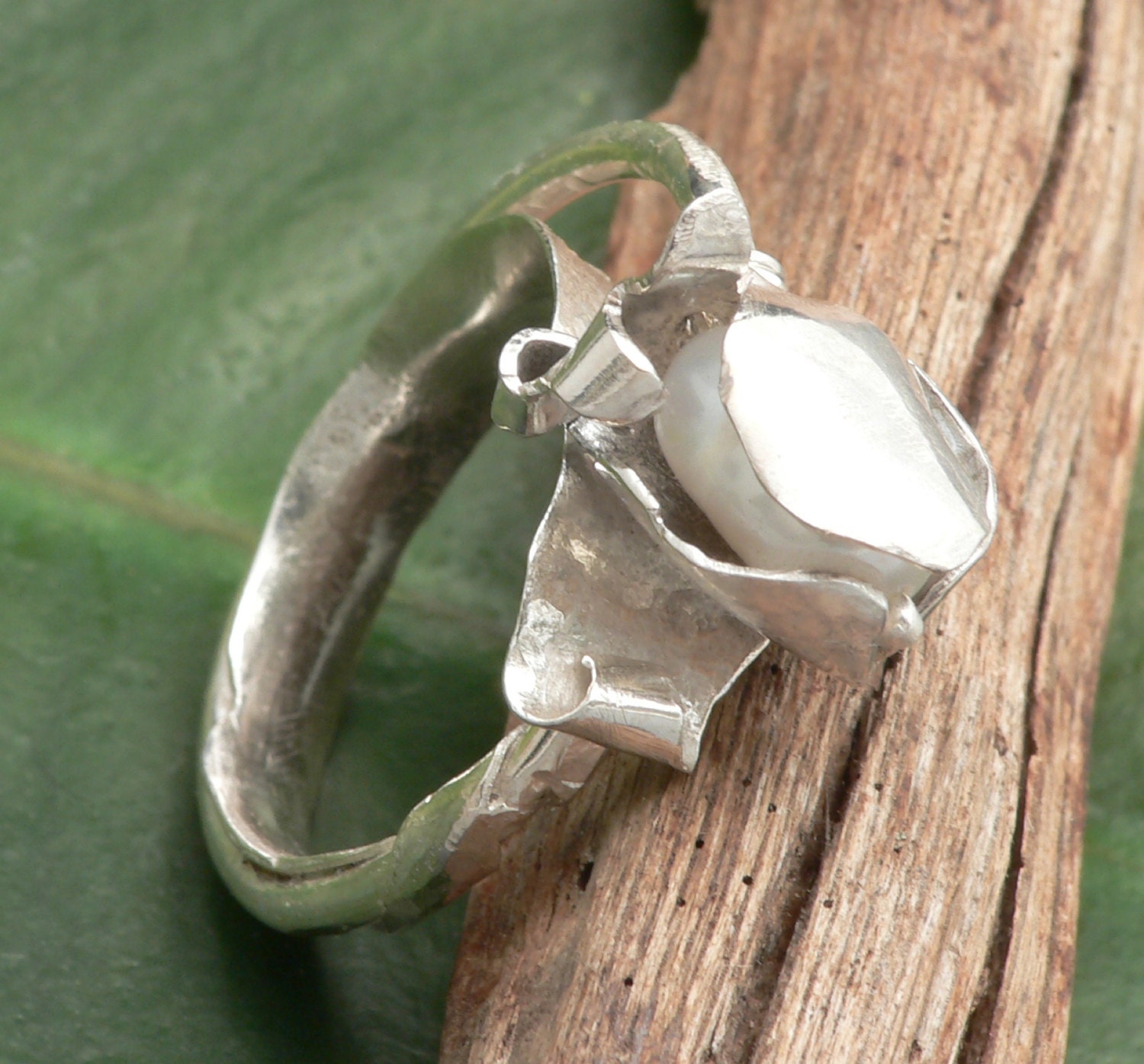 White Pearl and Sterling Silver Tulip ring with etched leaf