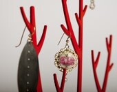 sabra jewelry hanger-red or gray