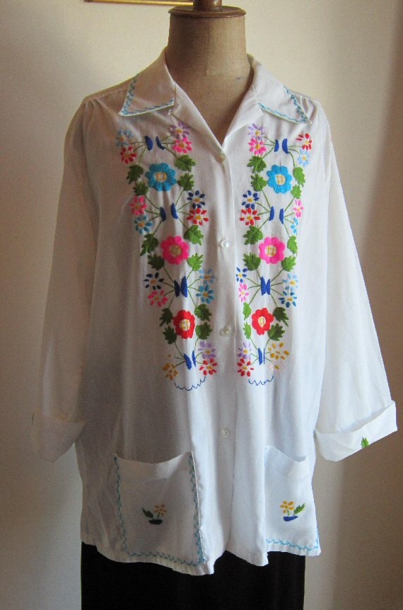 70s oversized extra long white over blouse shirt  with embroidery, vintage, Bust 50"  Plus size