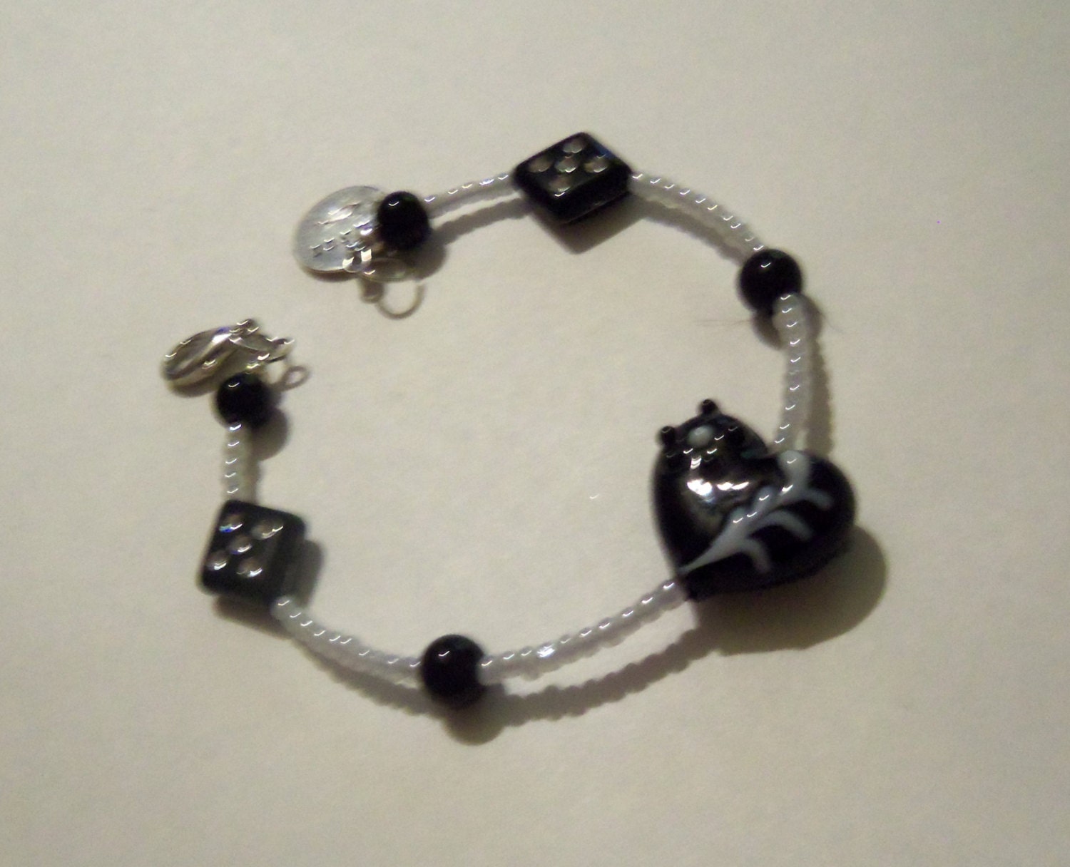 Black heart dainty pearl bracelet