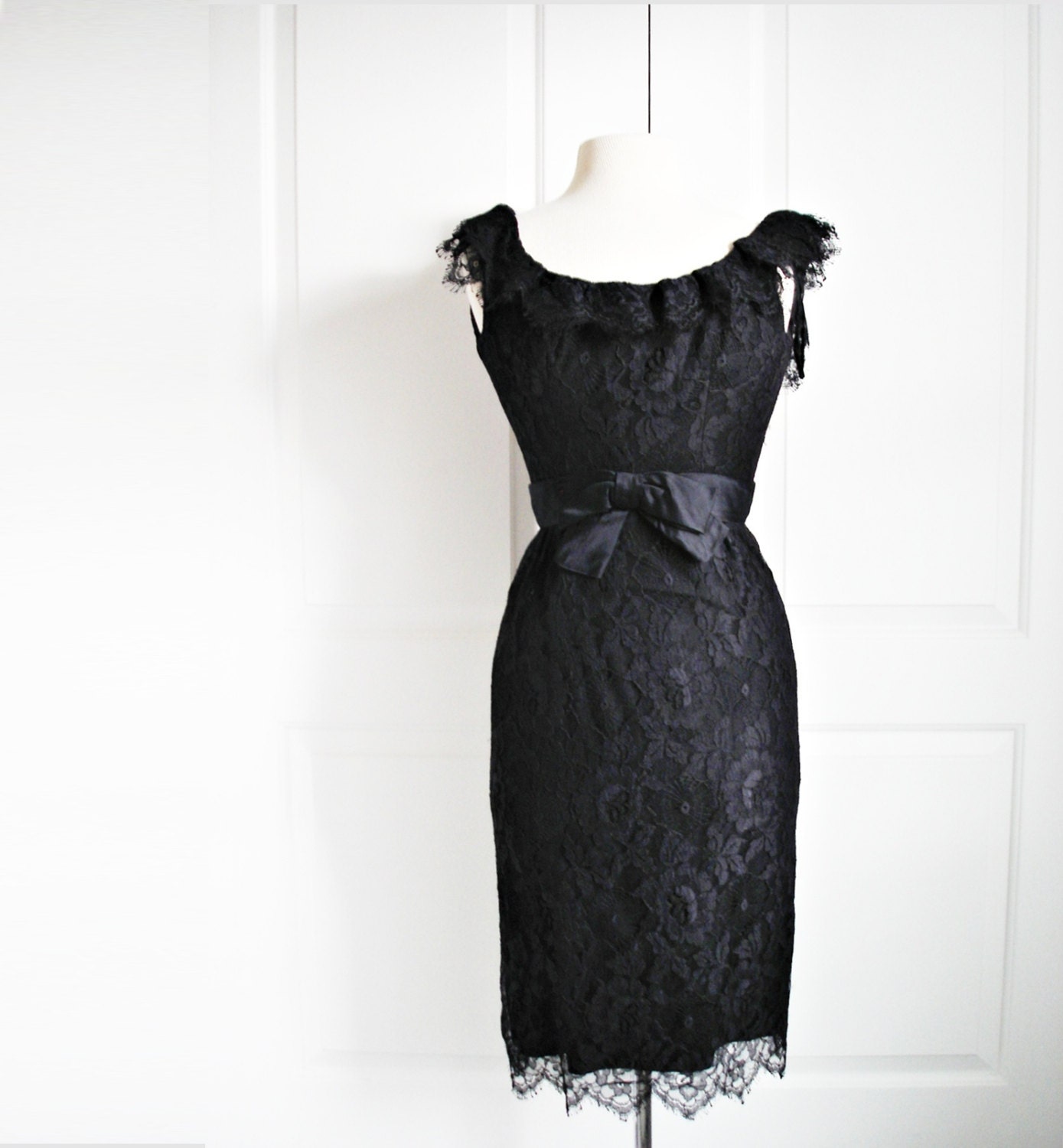 Vintage 50s black wiggle dress/ LBD cocktail dress/ fitted hourglass lace dress/ Mad Men party dress/ prom/ x small