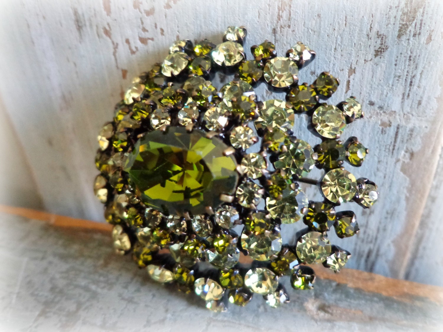 stunning 1940's GREEN rhinestone brooch / mad men / vintage fashion costume jewelry / EPSTeam