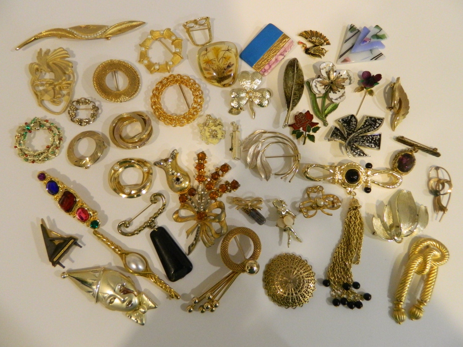 Brooch lot, pins, brooches, brooch bouquet lot detash, craft, bulk