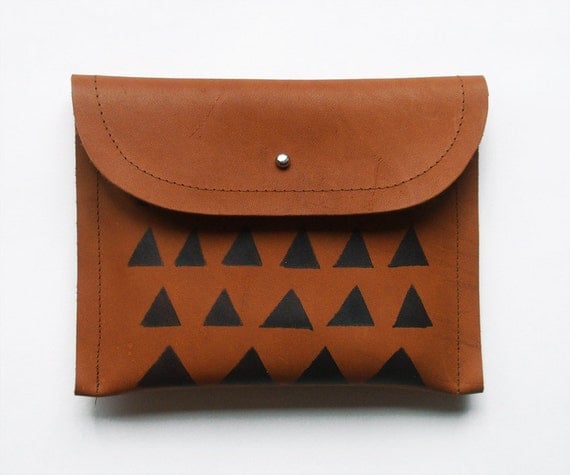 CLUTCH (m) // brown leather with black triangles