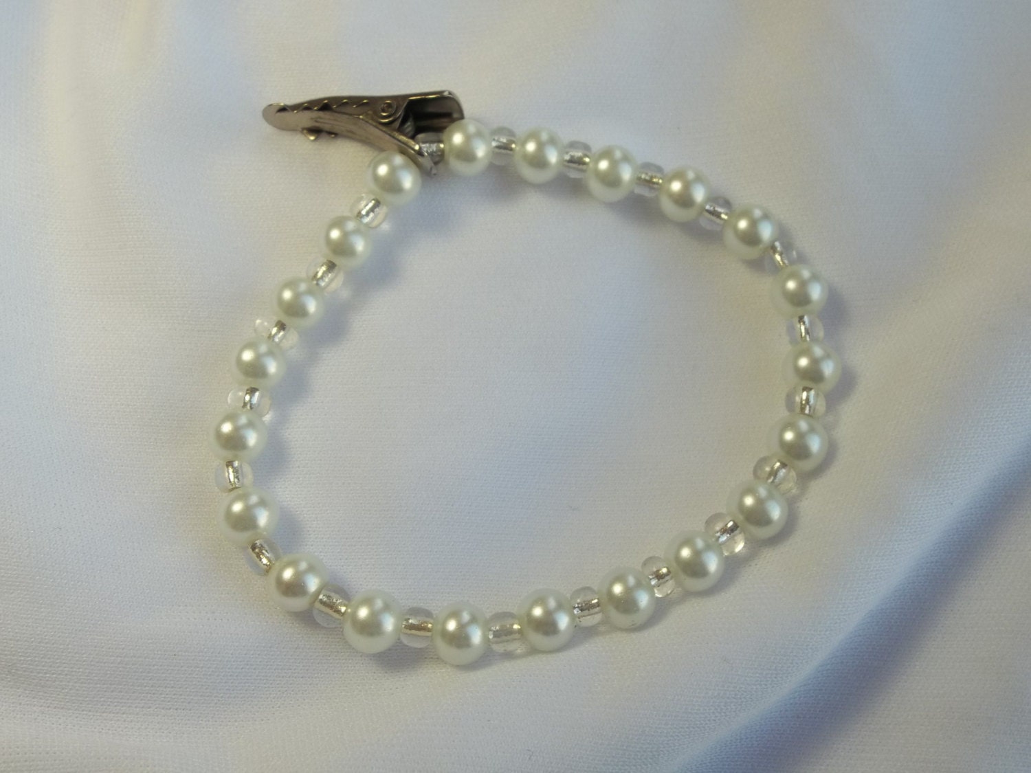 Small pearl and glass bead temple bracelet