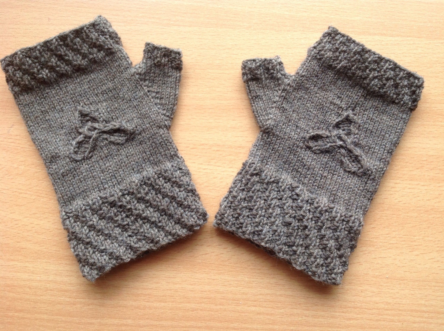 Gray Women's Medium Fingerless Gloves with Celtic Knot Irish Design