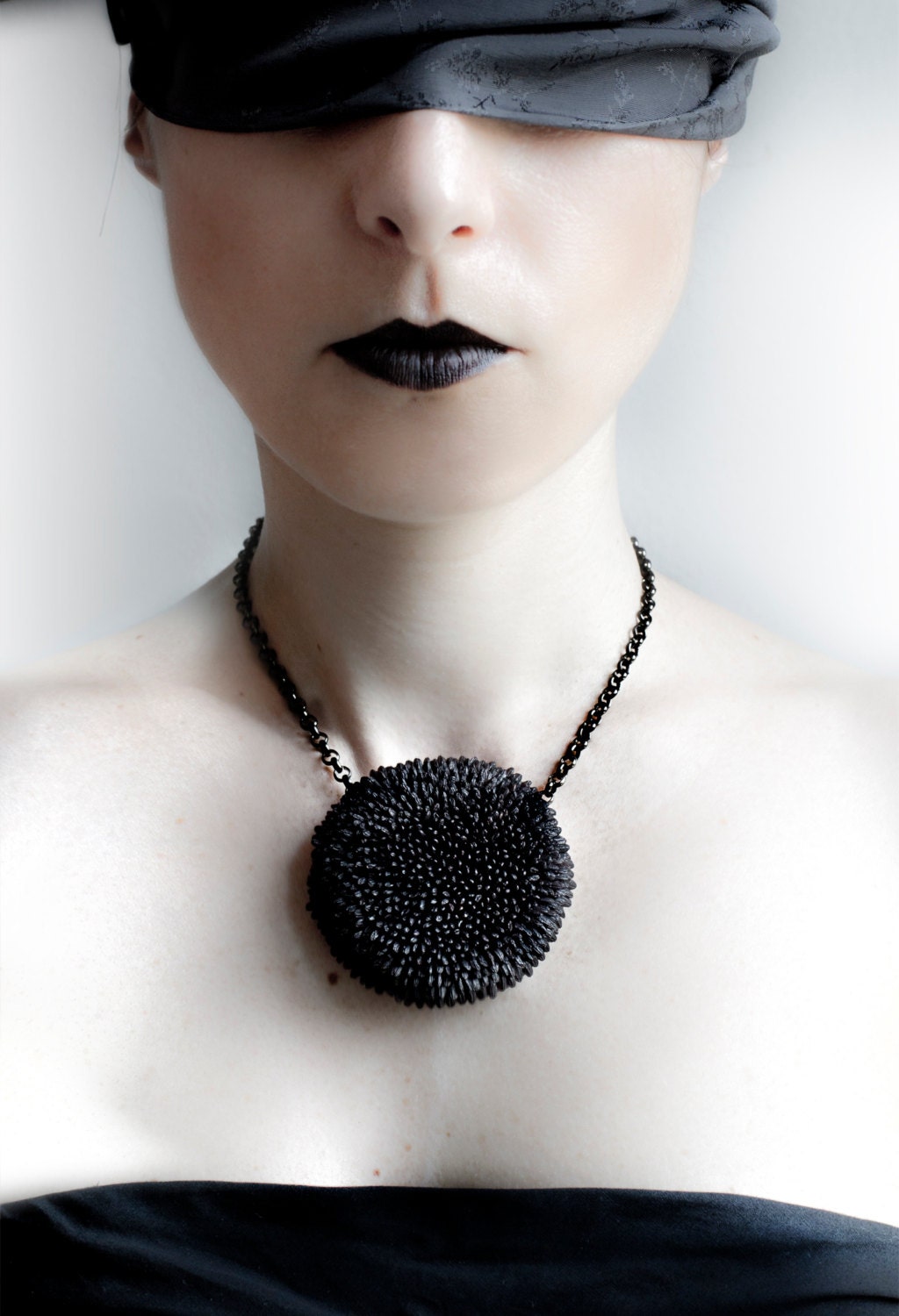 Black rice collier with 3D pendant