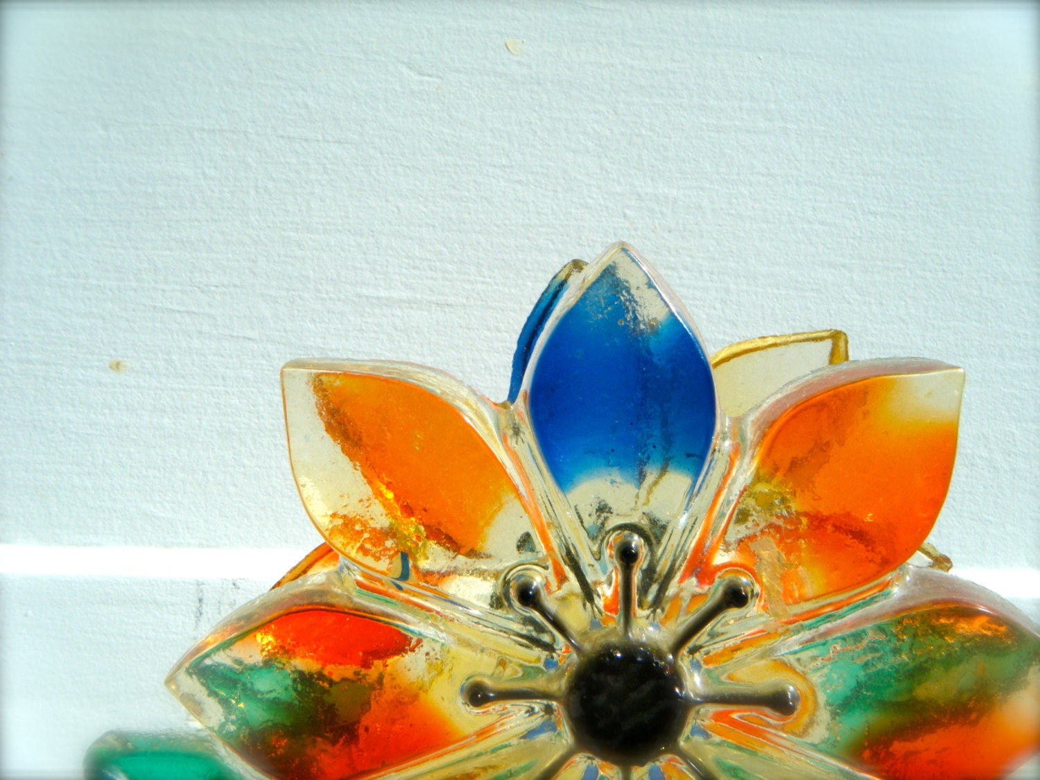1970s lucite plastic flower napkin holder vintage floral kitchen decor 70s VTG lucite flower VGT