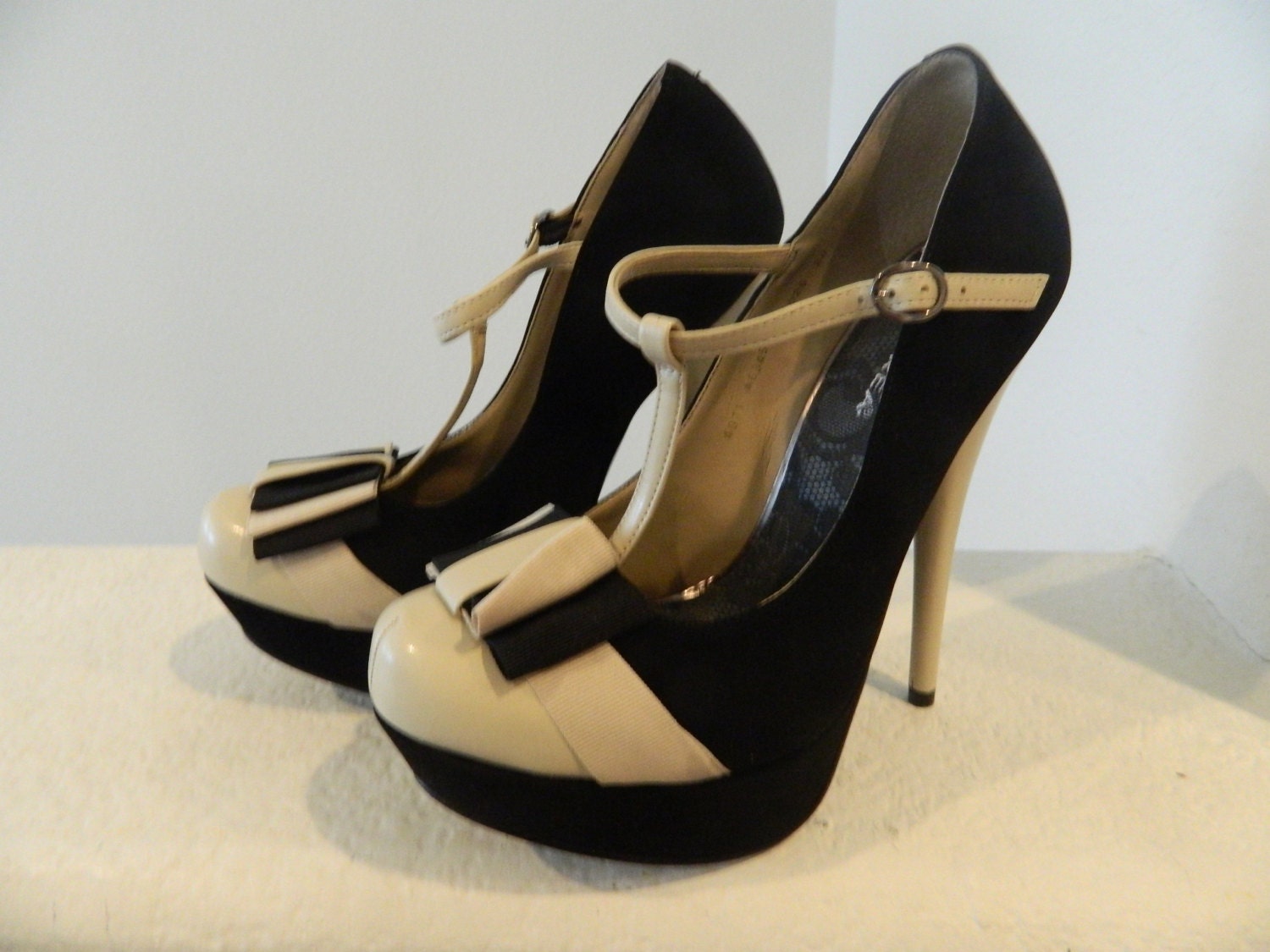 andrea black and cream colored pumps