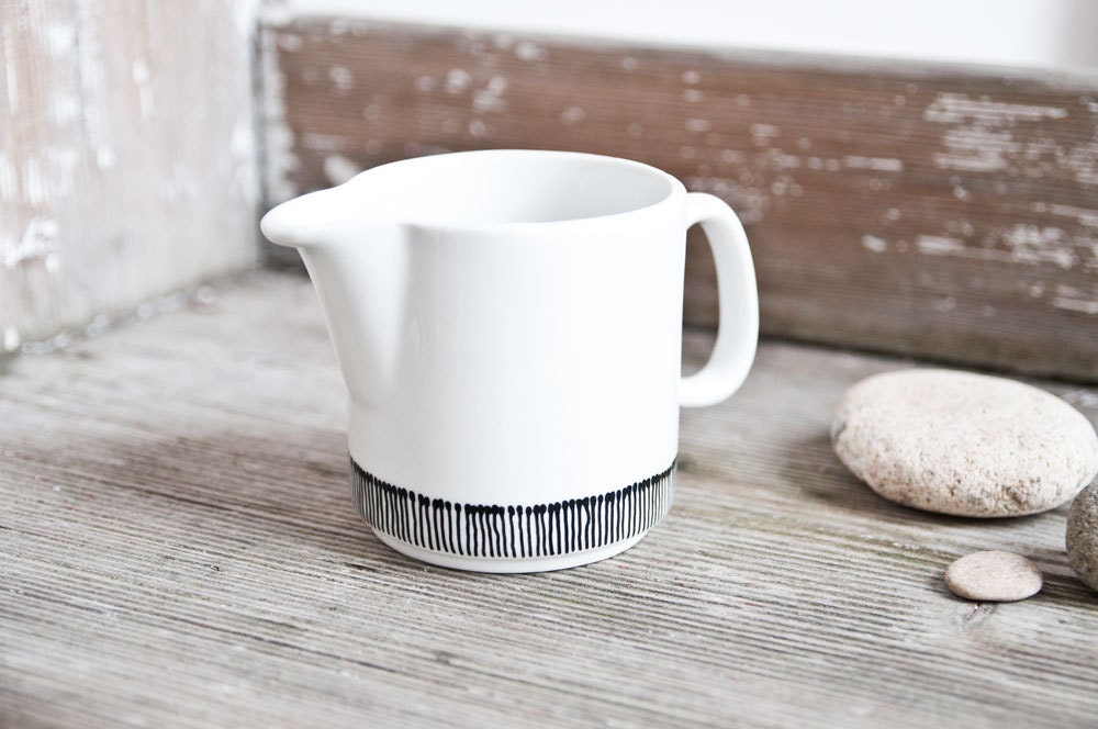 Hand-painted milk jug "somewhat angular", black and white