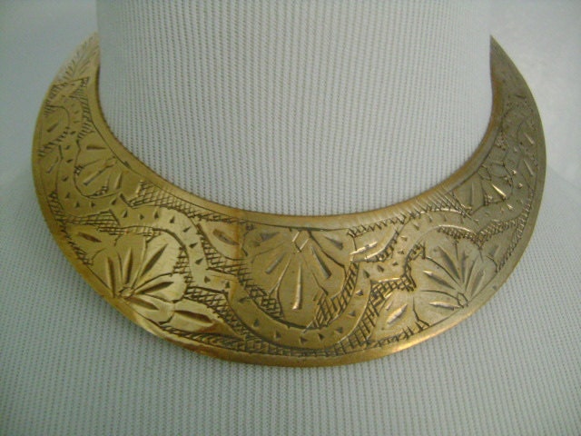 Old Vintage From the 50's/60's Tribal Ethnic Detailed Engraved Brass Metal Flat Collar Hinged Necklace Unsigned Jewelry For Slim/Small Necks