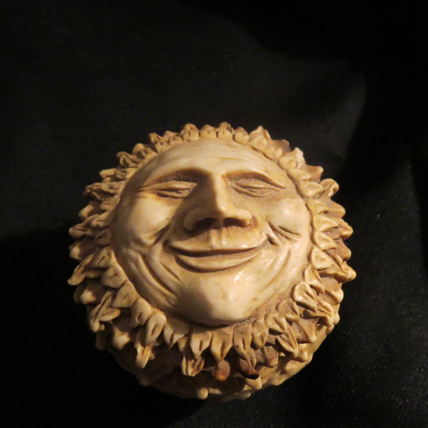 Vintage England SLAB beige resin trinket jewelry box designed like a sun face 3" tall 2.5" wide and deep