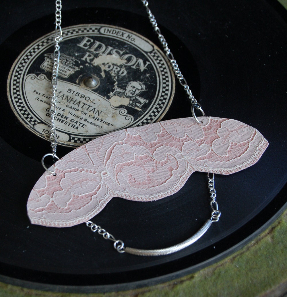 Chic white lace on leather necklace - BÉA - delicate ivory leaf lace, upcycled pink leather, curve silver tube - Eco-Friendly