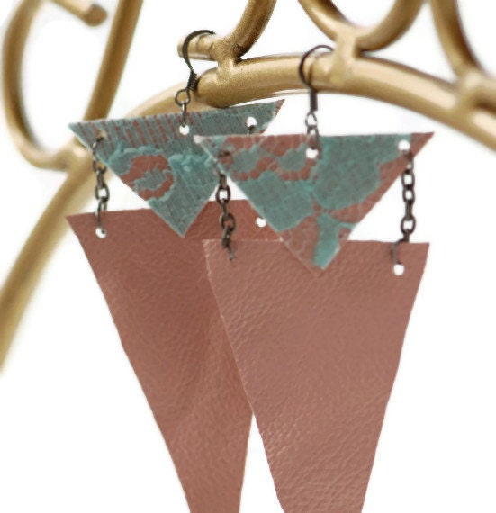 Triangular teal lace on leather - Vintage turquoise lace on upcycled pink leather - COLZA - Eco-Friendly