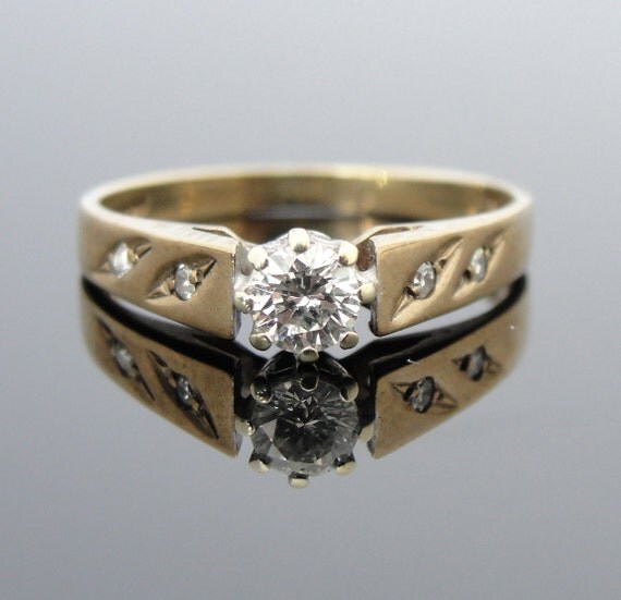Vintage 1970s Retro Engagement Ring with Pretty Diamond - RGDI397P