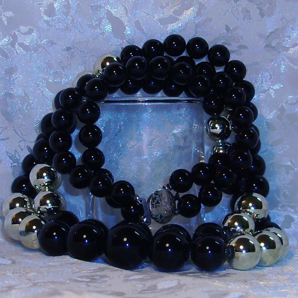 Park Lane Double Strand 23 Inch Beaded Necklace Black and Gold Tone Graduated 10 mm to 18 mm Box Clasp