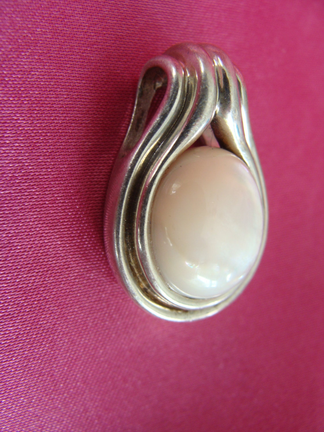 Stylish Sterling Silver Mother of Pearl Pendant 1 inch tall