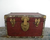 childs little antique trunk. - CubbiesRoom