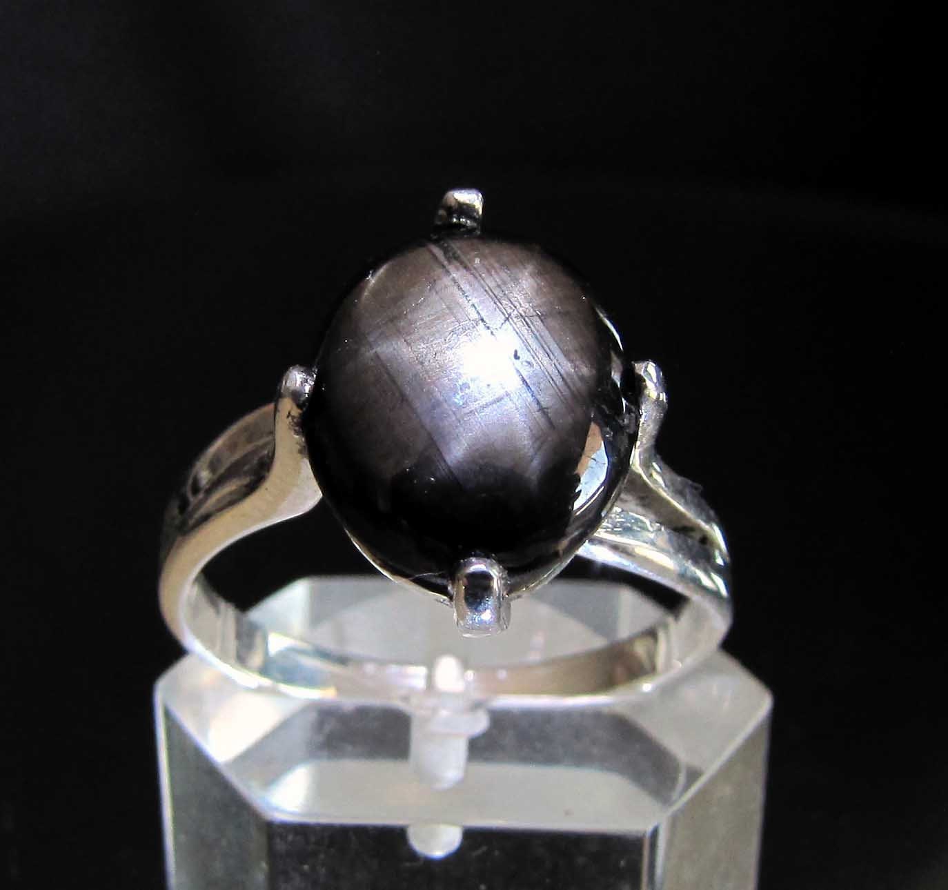 sterling silver gemstone ring with an oval shaped  black star sapphire marked 925 size 7 (GR69)