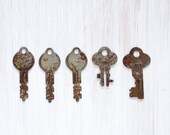 Set of 5 Small Skeleton Italian Keys, Rusted Keys, mid century home decor, cottage chic, ohtteam, Chabby chic, Rustic Decor - RaffaelloVintage