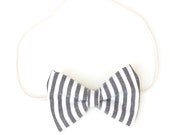 Stripe grey/white stripe bow (on elastic or alligator clip)