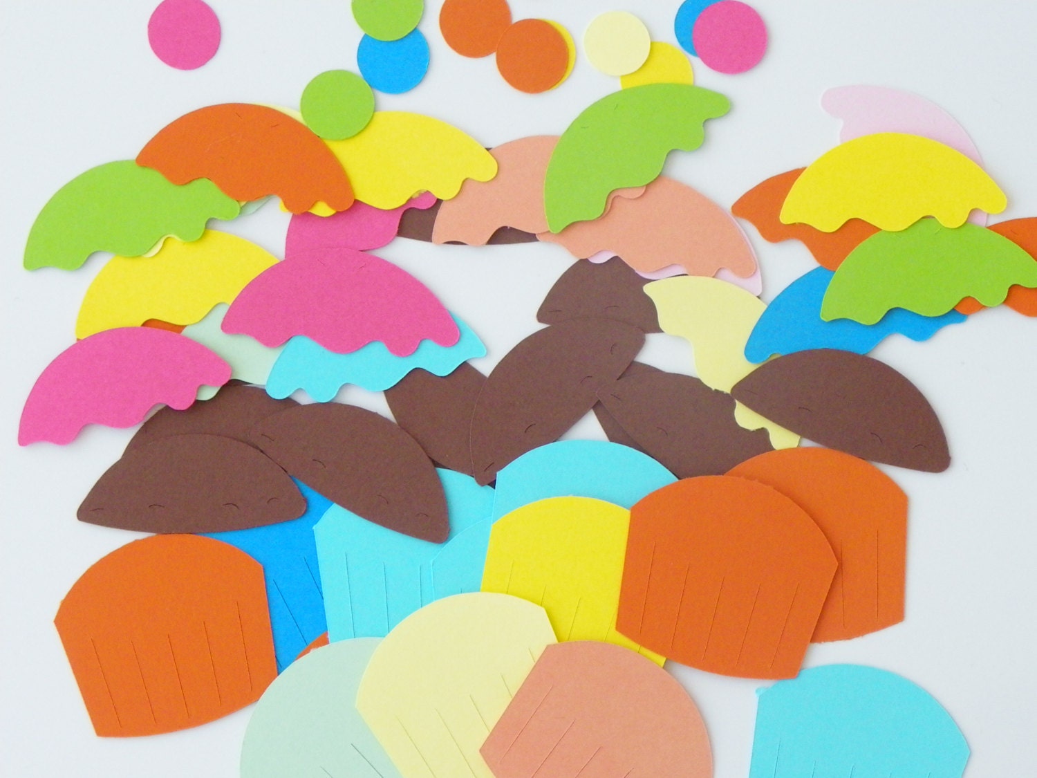 30 Cupcakes DIY - Cupcakes party Birthday Stationary Invitations Cupcake toppers Crafts Scrap booking Die cuts School supplies Party Deco
