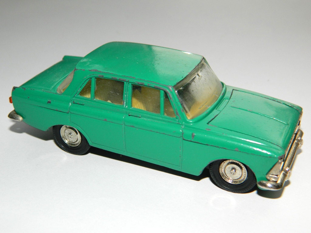 Green Car Model Moskvich 408 Russian soviet vintage - Made in USSR - Scale 1:43 - metal and plastic - BackToUSSR