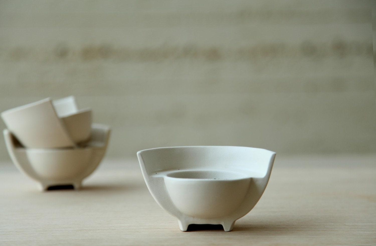 Hand made ceramic bowl with glossy glaze. urban, modern and minimalist look. - ONEandMANY