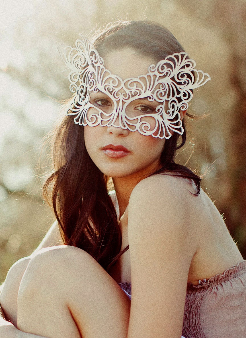 Bridal Veil leather mask in White "Rococo"