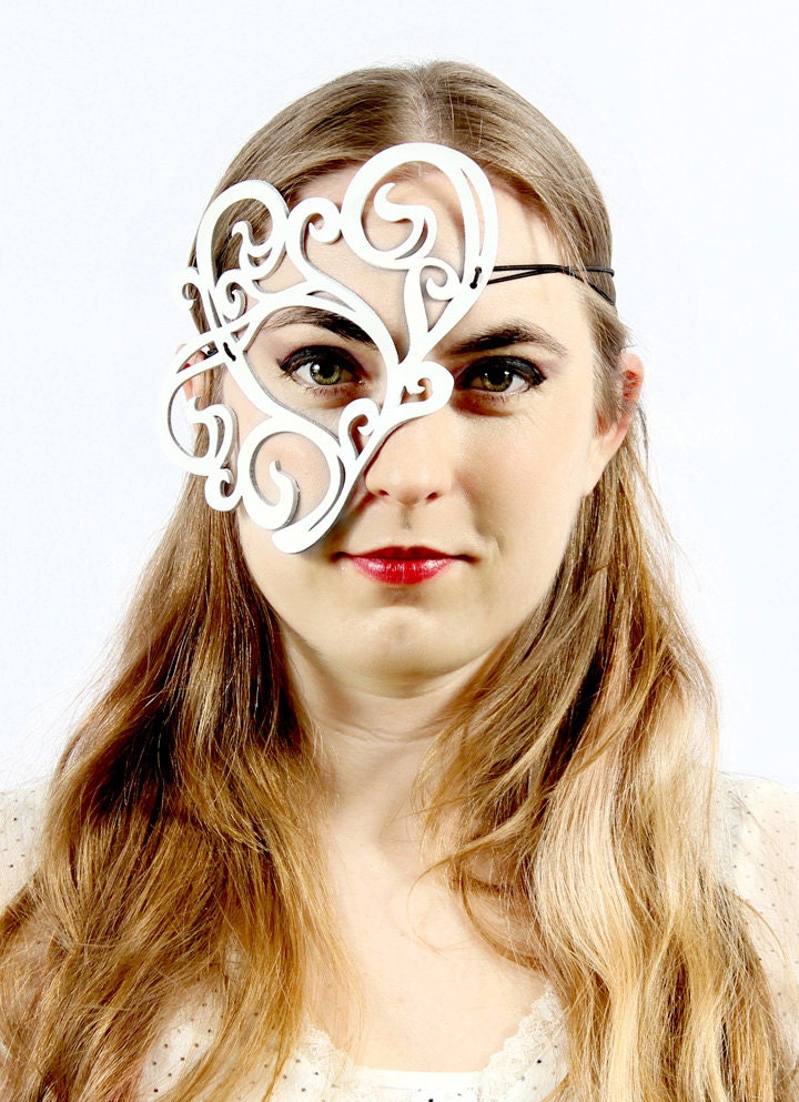 Whirly leather mask in white