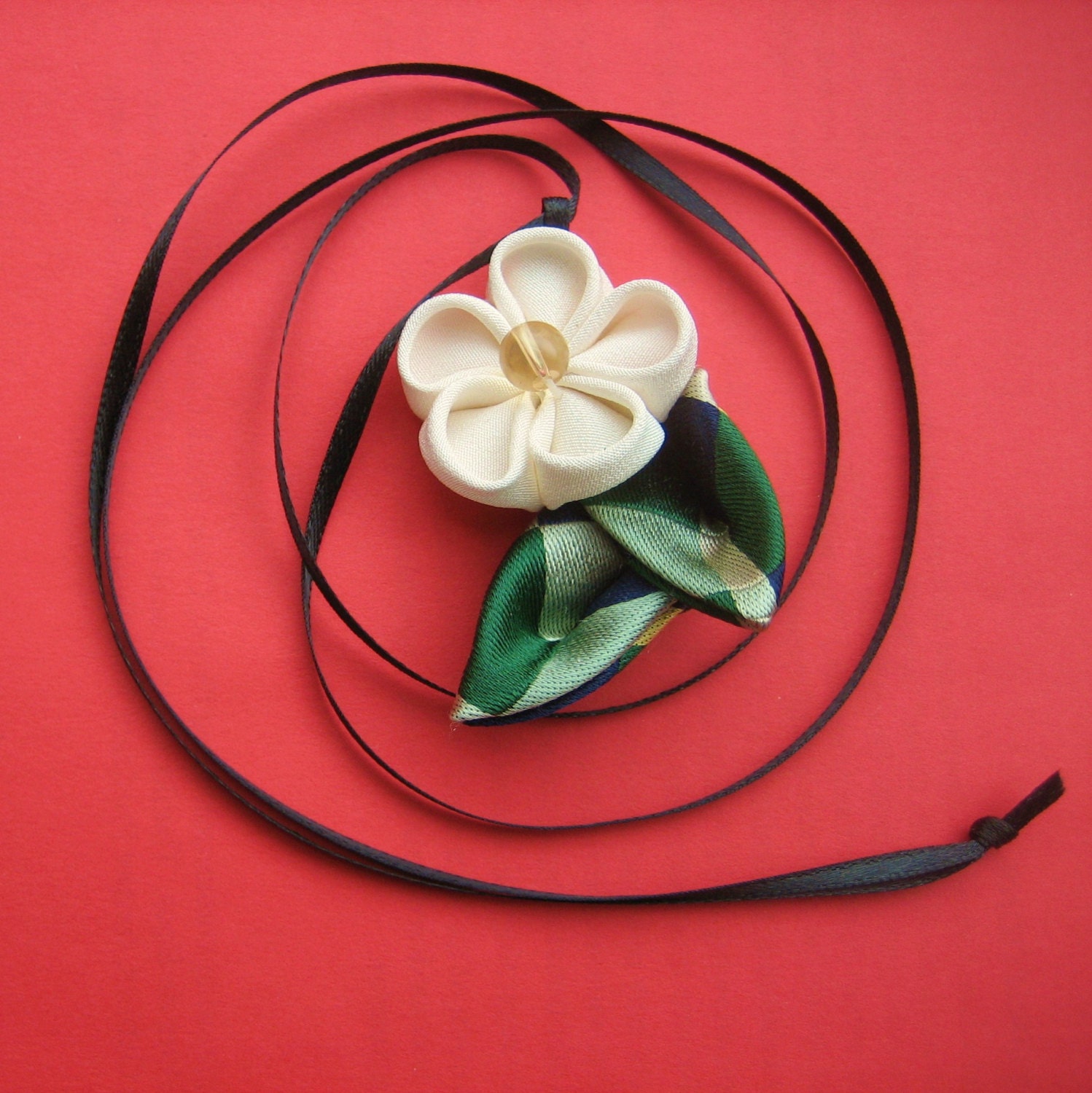 Flower Necklace: Kanzashi White Flower Green Leaves
