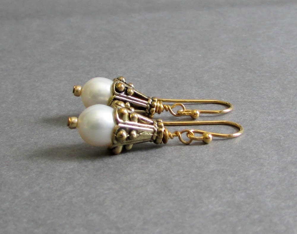 Ivory Freshwater Pearl Earrings / Antique Gold Earrings / Vintage Inspired Dangle Earrings - Essential