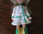 1978 Ginny Vogue Lesney Sasson style model in Raincoat Outfit