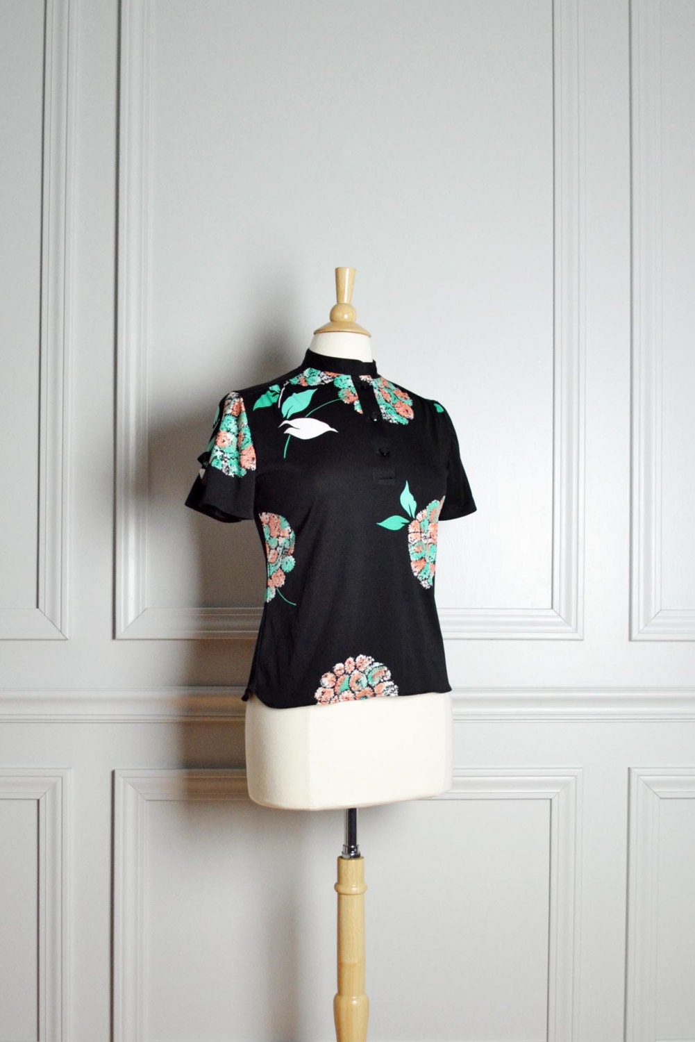 Top Blouse Black / Floral Mint Green Coral / Short Sleeve Henley / Asian Inspired Spring Abstract Leaves Flowers / 70s Vintage / Small S