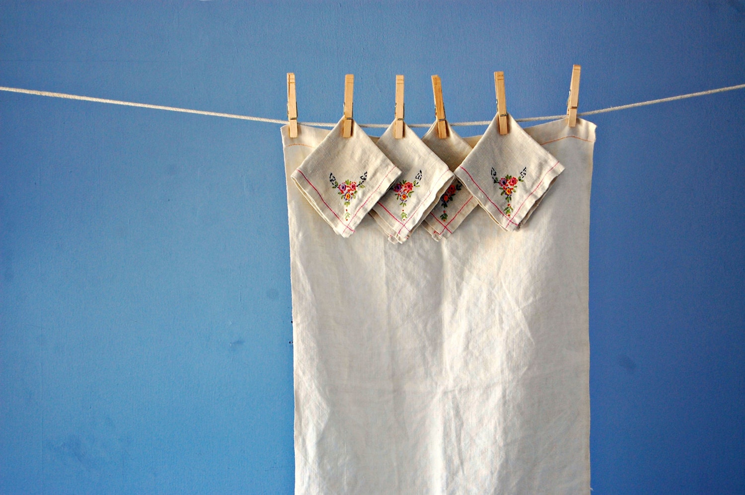Linen Tea Towel Cloth Napkins Vintage 1950s Hand Embroidered Linens Fabric Cocktail Napkins Flower Kitchen Towel Floral Set