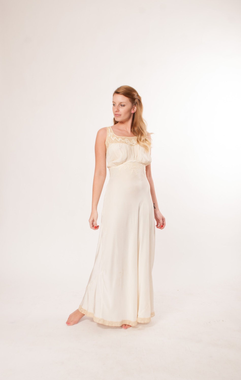 1940s Lingerie - 1940s Nightgown - Ivory Bows