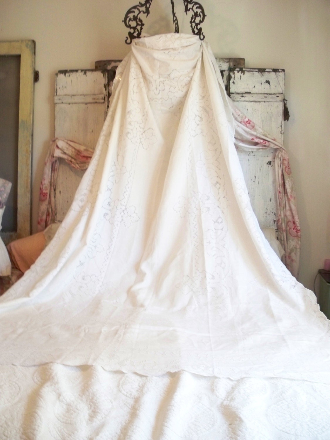 GORGEOUS Large VintageTablecloth Or Bedspread LINEN Floral Embroidered Cutout Design