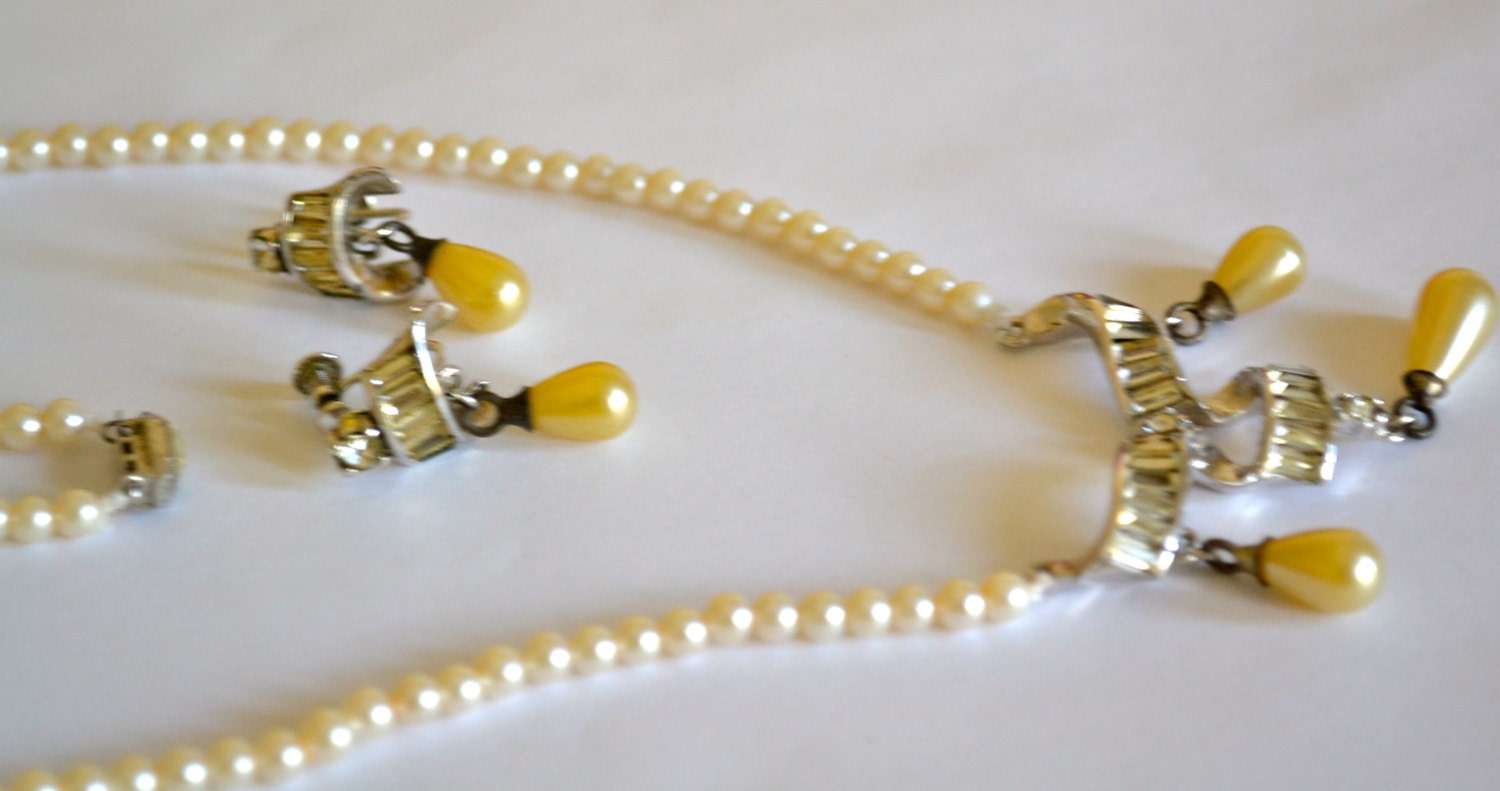 Faux Pearl Necklace/Choker & Earrings Set, Silver Tone, Clear Rhinestones Baguettes. Fine Vintage Jewelry, Estate Sale, Item No. B157