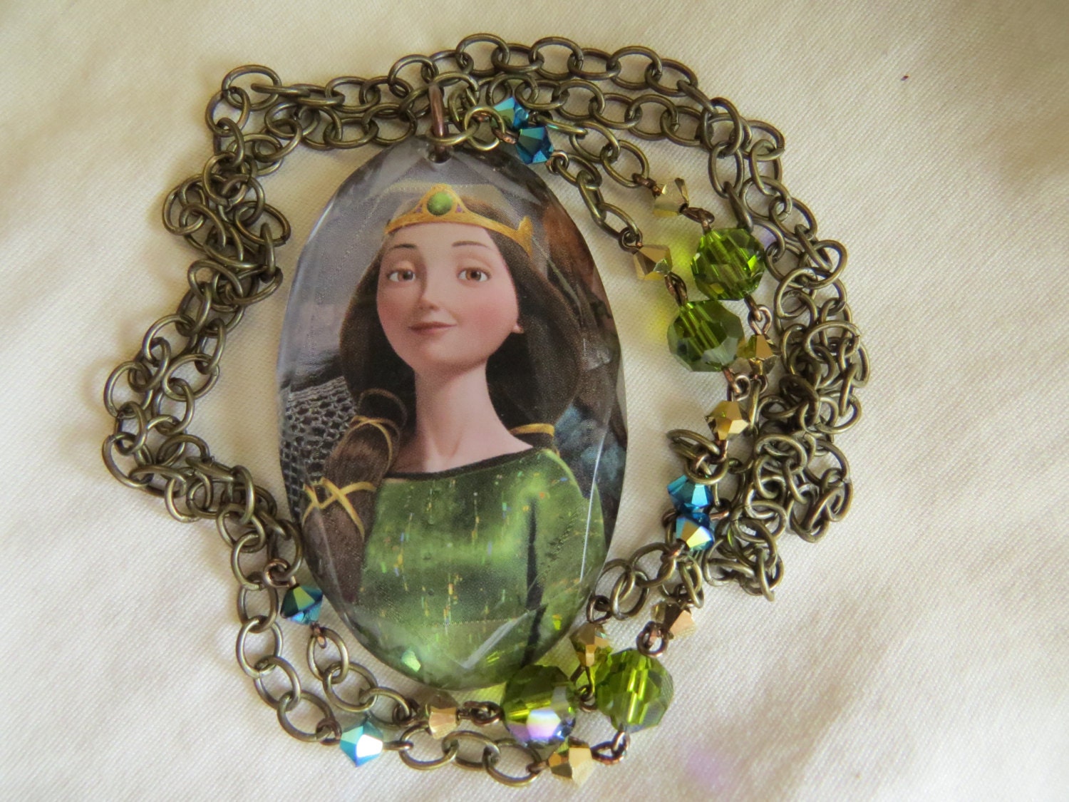 Brave - Queen Elinor Necklace