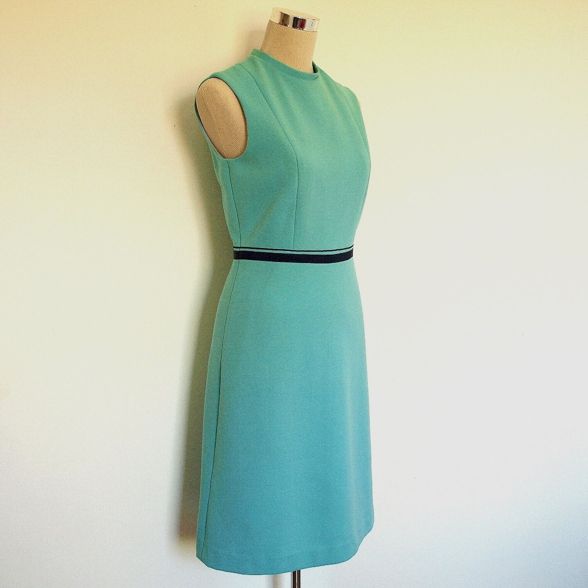 Vintage dress / 60's dress / Vintage day dress / Sleeveless dress. Slight funnel neck dress. Turquoise blue and navy dress. Mad Men style.