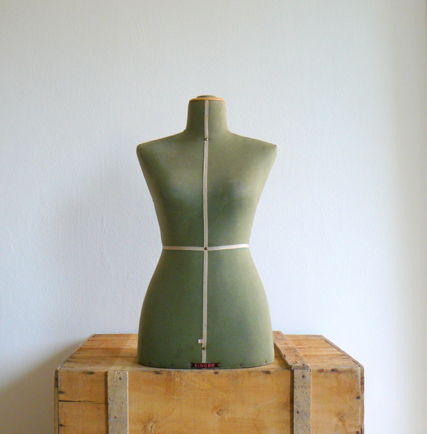 Vintage 1950s Singer green mannequin. 50 dress form. - BottegaVintageMaison