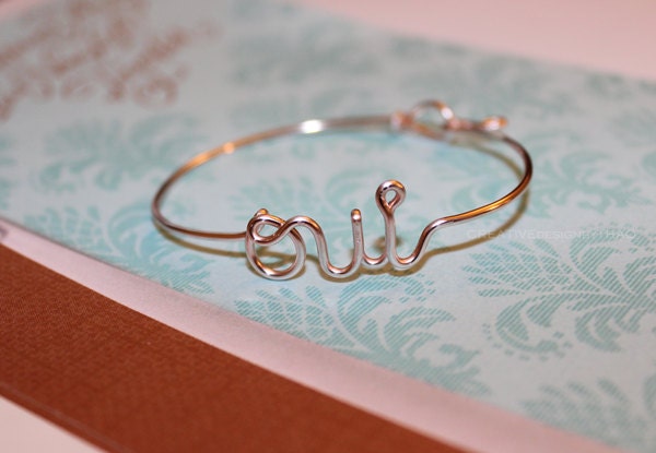 Dainty "oui" Bracelet
