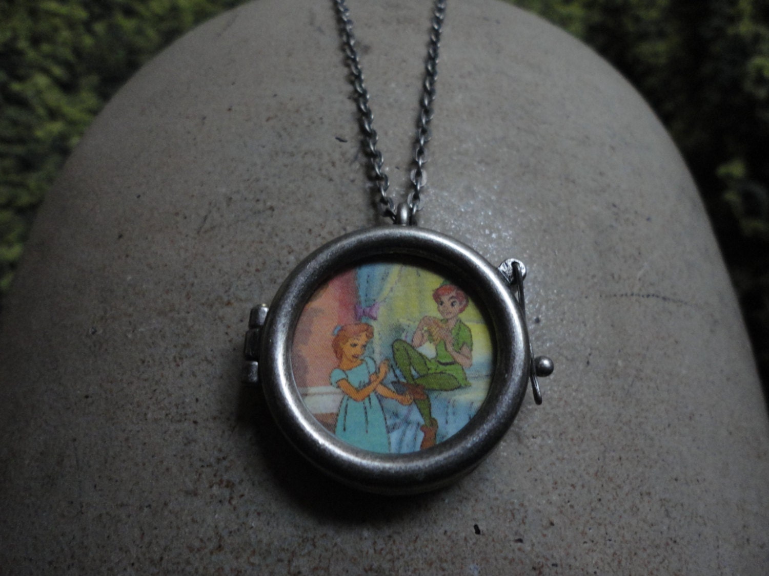 classic Peter Pan Wendy NEVERLAND Disney necklace