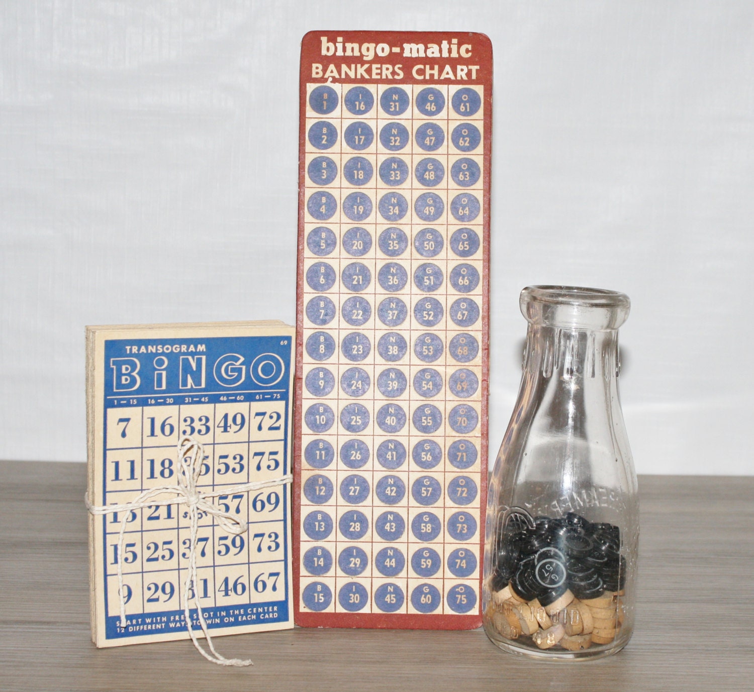 VINTAGE BINGO GAME Pieces. Cards. Markers, Numbers. Retro Colors. Paper Ephemera. Scrapbooking.