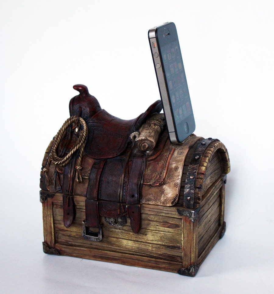 Saddle Western Grunge Treasure Chest Storage iPhone Charger - iPhone dock for 4S