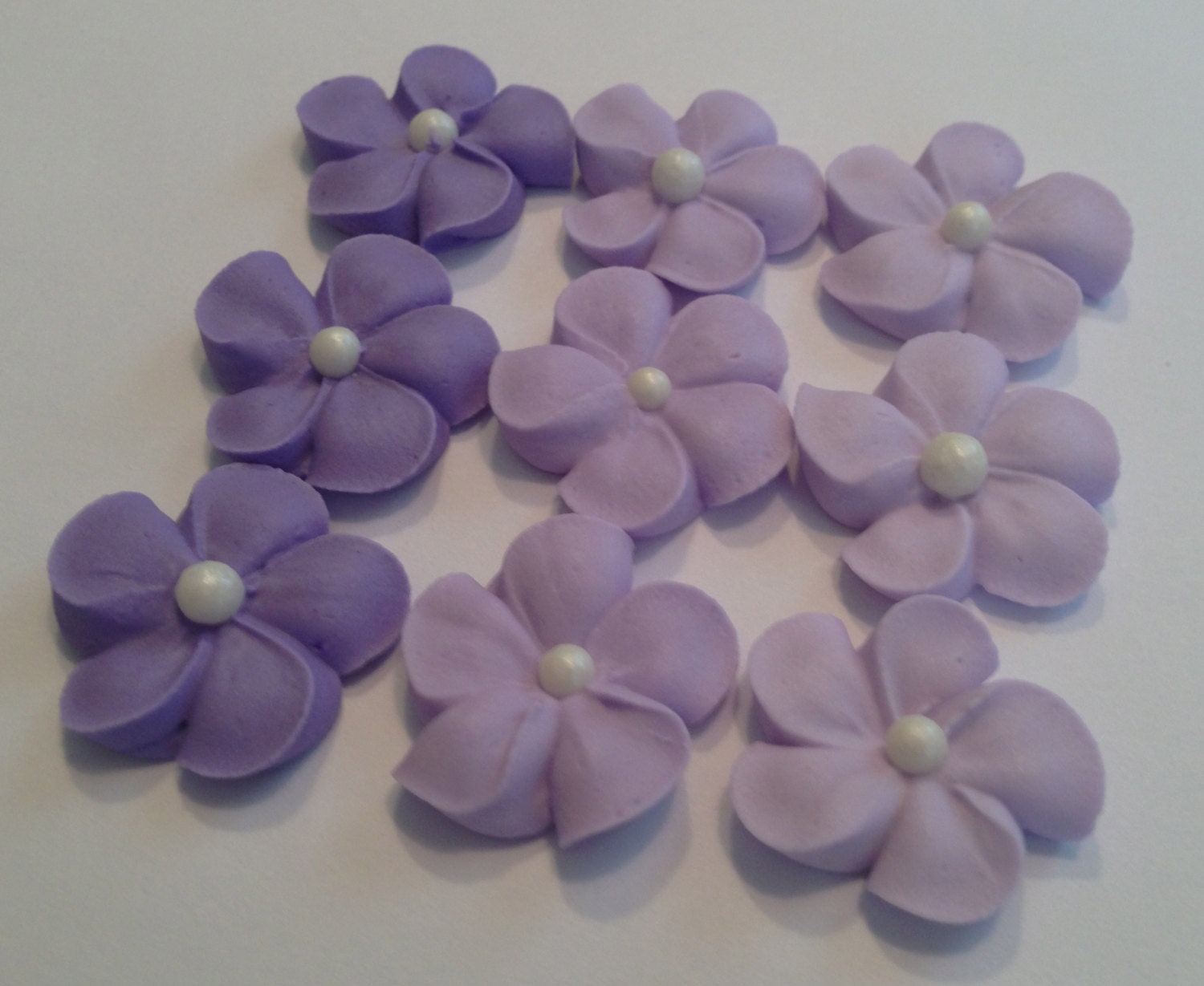 LOT of 100 royal icing flowers with sugar pearl 3 shades of purple Il_570xn