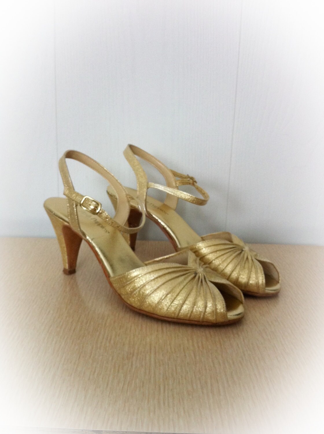 Vintage 1970s Shoes Gold Hush Puppies Peep Toe High Heels Size 6 M