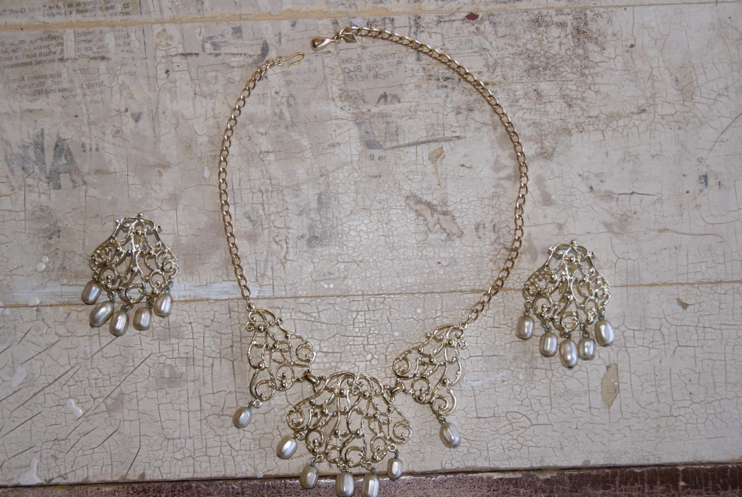 Sarah Coventry Gold Tone And Pearl Choker Or Collar Necklace And Earrings Suite Or Set