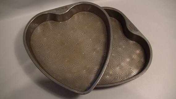 Vintage Pair Starburst Heart Baking Tins by ECKO USA Ovenex