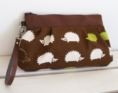 Pleated wristlet - Hedgehog parade in brown